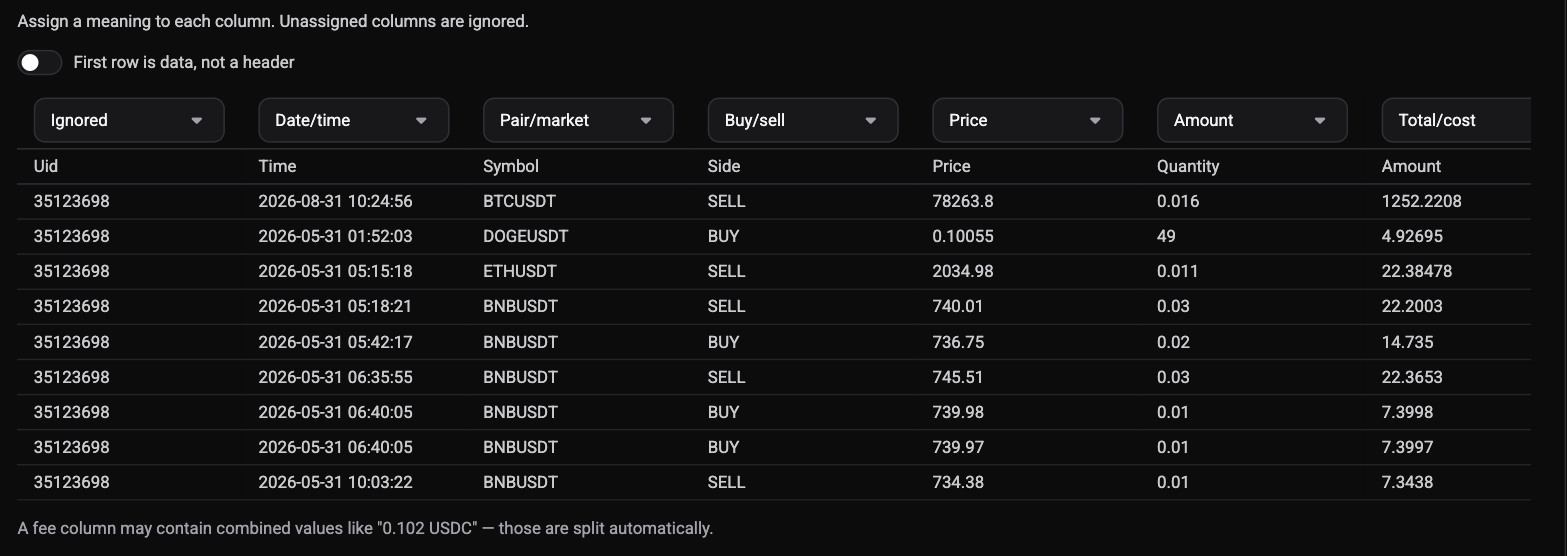 Het Map columns-scherm: een dropdown boven elke kolom van het bestand om de betekenis toe te wijzen (Date/time, Pair/market, Buy/sell, Price, Amount, Total/cost), een First row is data not a header toggle, en een opmerking dat gecombineerde feewaarden automatisch worden gesplitst